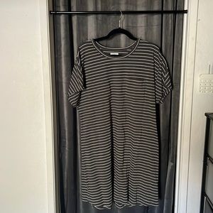 Women’s grey and white T-shirt dress